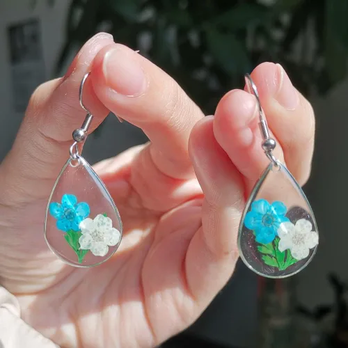 Vista 5 de Pendientes de resina CXUEMH con diseño de lágrima de flores prensadas, joyería de flores, aretes colgantes para regalos para mujeres y niñas, aretes
