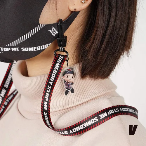 Vista 3 de GAZE TinyTAN - Correa para máscara de moda inspirada en BTS con dije, V