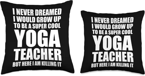 Vista 3 de Yoga teacher love job hilarious design Almohada divertida con texto en inglés "I Never Dream to be a Yoga Teacher but im Killing It", 16 x 16