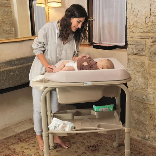 Vista 4 de Sorelle Furniture Bagnetto Cambio - Bañera portátil para bebé con cambiador, estación plegable para cambiar pañales con bandeja de almacenamiento