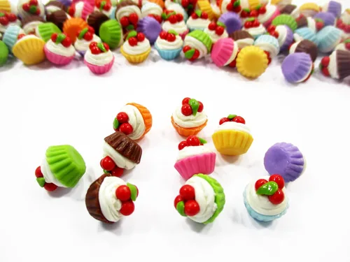 Vista 4 de Casa De Muñecas Miniatura Alimentos de Lot 100 Mixed Cupcakes Cherry parte superior Wholesale 6322 Bulk clay bakery food prop, loose tiny swirled