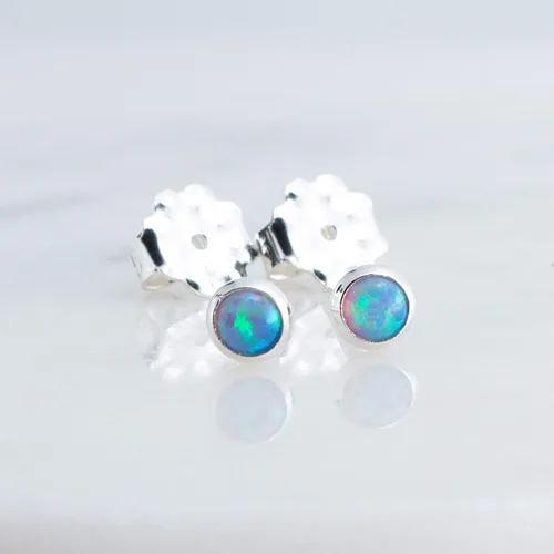 Vista 8 de Aretes pequeños de plata de ley para cartílago, tragus, hélix, múltiples piercings hipoalergénicos, piedra natal para mujer, juego de bisel
