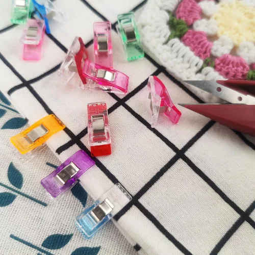 Vista 3 de Paquete de 45 clips de costura multiusos para acolchar y manualidades, suministros de costura para encuadernar. Colores surtidos y 1 cinta métrica