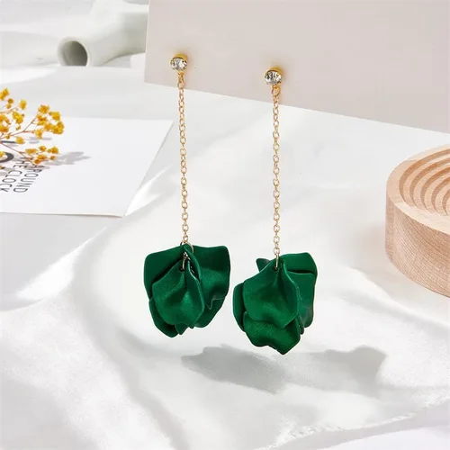 Vista 6 de GUOXIAOMEI Aretes colgantes de borla de acrílico con pétalos largos de diamantes de imitación, aretes de flores de rosas colgantes de resina floral