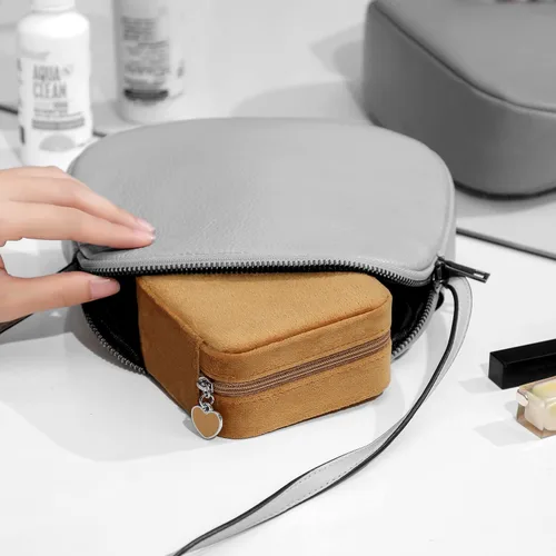Vista 9 de GUKA Joyero de viaje de terciopelo de felpa, estuche de viaje para joyas, pequeñas cajas organizadoras portátiles para anillos, aretes, collares