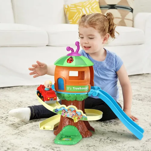 Vista 5 de VTech CoCoMelon Go! Go! Smart Wheels Set de Pista de Árbol Casa