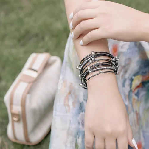 Vista 6 de FANCY SHINY Pulsera de cuero con cuentas bohemias, pulseras góticas apilables con cierre magnético