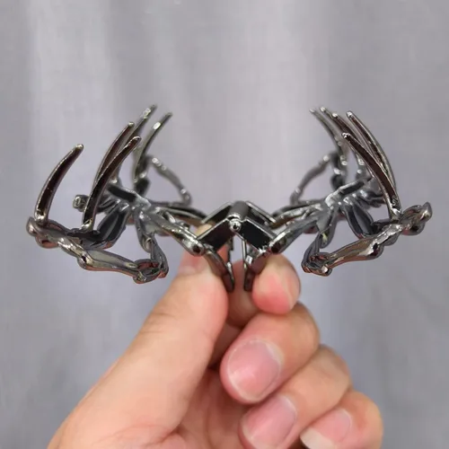 Vista 5 de Pinzas para el cabello grandes y realistas de metal negro con garra de araña, agarre fuerte, antideslizantes, accesorios para el cabello grueso