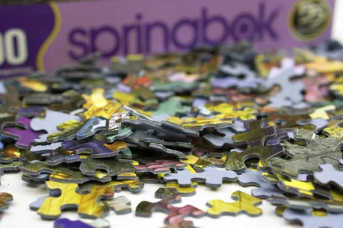 Vista 4 de Springbok 's - Rompecabezas de 1000 piezas de villancicos de Navidad, fabricado en Estados Unidos