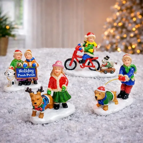 Vista 8 de MOMENTS IN TIME Conjunto de 5 figuritas de aldea navideña de poliresina pintadas a mano, familia con Papá Noel, escena navideña en miniatura