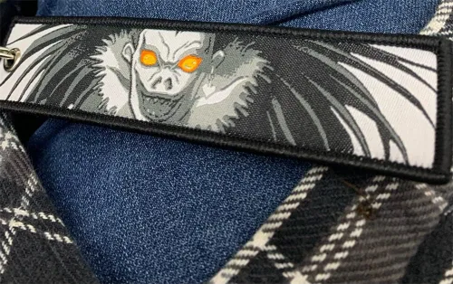 Vista 5 de Mamarmot Paquete de 2 llaveros de anime bordados con etiqueta de chorro de mochila para la cola del coche, llavero para llaves