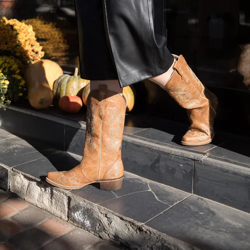 Vista 6 de Rollda Botas vaqueras para mujer, botas vaqueras bordadas a media pantorrilla, botas occidentales para mujer, botas desgastadas con pestañas