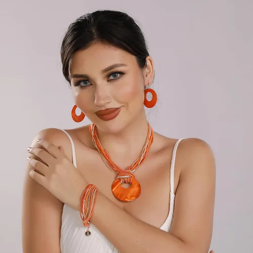 Vista 5 de Coiris - Collar llamativo de múltiples hebras con cuentas coloridas y con dije de gran concha circular para mujer