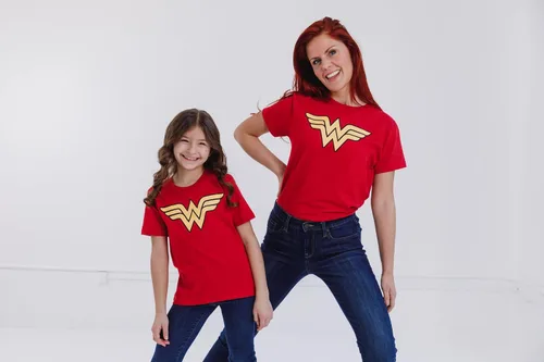 Vista 6 de DC Comics Camiseta familiar a juego de Batman Superman Wonder Woman de la Liga de la Justicia para bebés y adultos