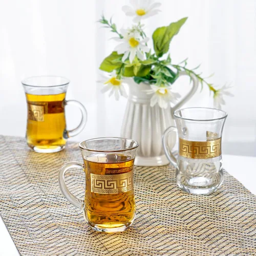 Vista 5 de Red Co. Juego de 6 tazas de té turco decoradas de vidrio transparente de 5 onzas líquidas con patrón de llave griega dorada y mango