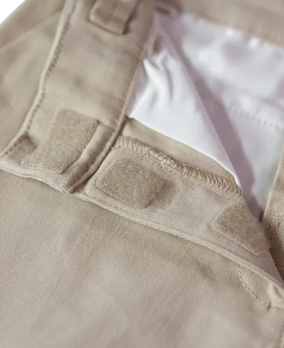 Vista 4 de IZOD Bermudas adaptables para uniforme escolar para niña, cintura ajustable, cierre de velcro y botones de imitación