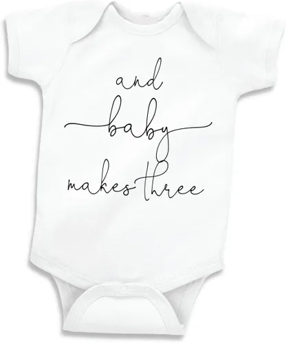 Vista 6 de Bump and Beyond Designs Regalos de anuncio de bebé, y el bebé hace tres Gris jaspeado