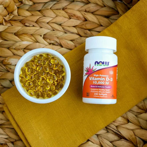 Vista 7 de NOW Foods Suplementos, Vitamina D-3 10,000 UI, Máxima Potencia, Apoyo Estructural*, 120 cápsulas blandas