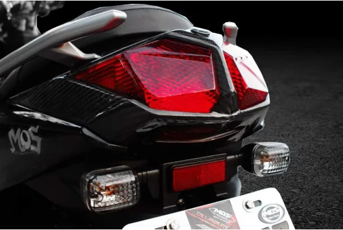 Vista 4 de Cubierta de panel de luz trasera de fibra de carbono compatible con Yamaha Zuma 125 2016-2021