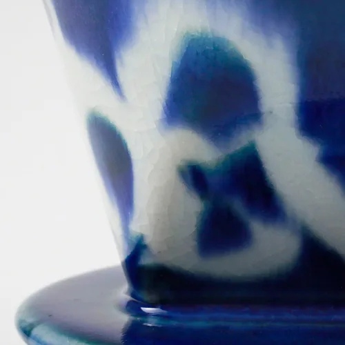 Vista 5 de Asayu Japan Juego de cafetera de cerámica para verter café en color azul océano, soporte de filtro de papel de preparación lenta y gotero con 3