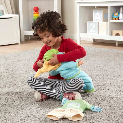 Vista 7 de Melissa & Doug Mine to Love Ropa de muñeca para jugar y combinar, para muñecas unisex de 12"-18" (6 piezas)