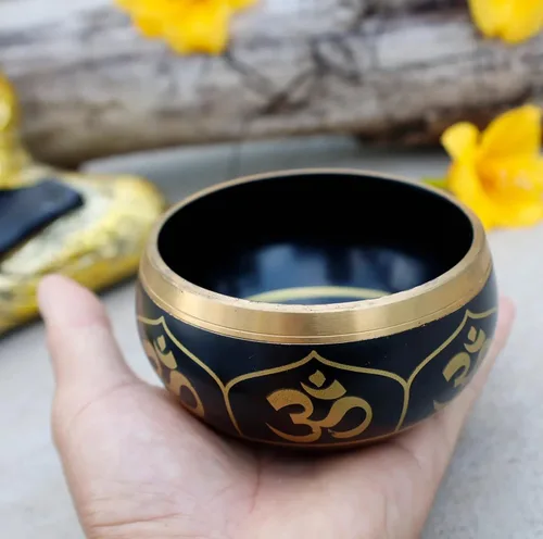 Vista 4 de DharmaObjects - cuenco para cantar el Om de la paz, para meditación relajante de yoga. Juego de almohadilla de seda, juego de martillo de Negro