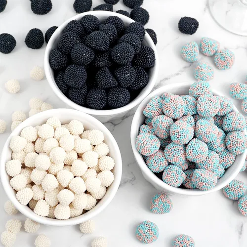 Vista 3 de Bayas negras con nonpareils, sabor a arándanos, gomitas de caramelo negro, The Hampton Popcorn & Candy Company, bolsa de 1 libra