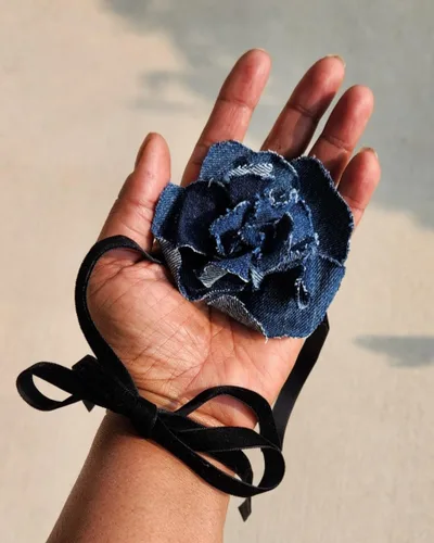 Vista 2 de Gargantilla Rosette Denim, Denim, Terciopelo, No es una piedra preciosa