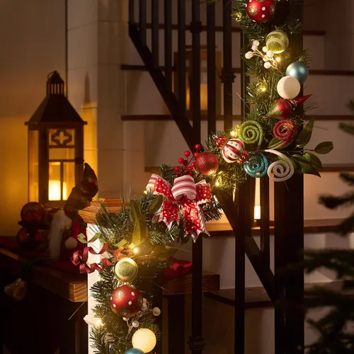 Vista 4 de Valery Madelyn Guirnalda de Navidad preiluminada de 9 pies con luces para manto, guirnalda de Navidad iluminada al aire libre con bolas y lazos
