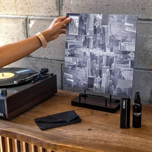 Vista 5 de Victrola 'The Kit' - Un kit de limpieza de discos de vinilo, funciona como soporte de discos, incluye cepillo antiestático, solución de limpieza