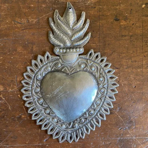 Vista 3 de Decoración de pared de corazón de metal Milagro, corazón flameante, hecho a mano, 7 x 10 pulgadas, Haití, adorno, hecho a mano, adornos únicos