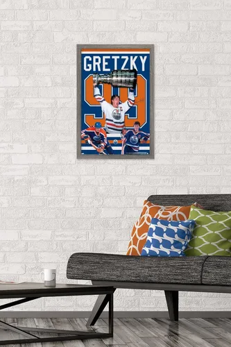 Vista 2 de Trends International Wayne Gretzky - Póster de pared de jersey, 22.4 pulgadas de largo x 14.7 pulgadas, versión enmarcada en madera de granero