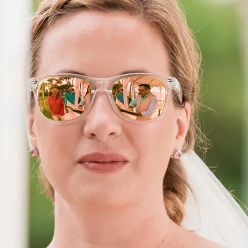 Vista 4 de SUNOVELTIES Gafas de sol de color neón clásicas a granel, lentes espejadas para hombresmujeres, gafas de cumpleaños, playa, piscina, fiestas