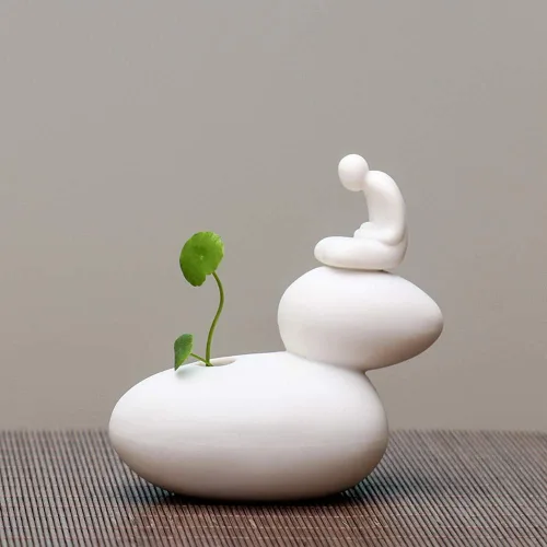 Vista 2 de KJYHXX Figura de Buda de cerámica sin fase, dispositivo de arreglo floral hidropónico de monje, adorno pequeño ideal para escritorios del hogar