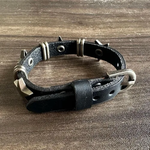 Vista 3 de Pulsera de cuero con remaches de estrella de aleación estilo punk, brazalete con hebilla, pulsera de cinturón, Ajustable, aleación, No es una piedra