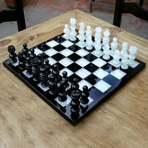 Vista 2 de NOVICA Juego de ajedrez de piedra tallada a mano de ónix blanco y mármol negro 'Classic