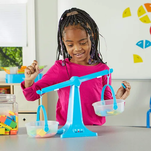 Vista 2 de hand2mind Balanza de Bandeja Anidable Azul, Báscula de Equilibrio Doble Transparente para Niños, Báscula de Peso para Líquidos y Sólidos, Fácil