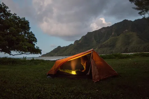 Vista 12 de MPOWERD Luci Lux: Linterna inflable solar recargable a través de energía solar o USB-C, 65 lúmenes, acabado mate + LED blanco cálido dura hasta 24