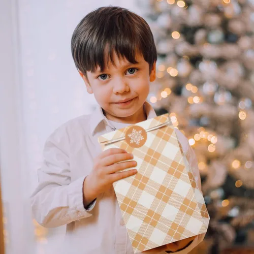 Vista 6 de Containlol Paquete de 24 Bolsas de Regalo de Navidad Copo de Nieve Kraft Bolsas de Envoltura Goodie Bolsas de Favores de Fiesta de Navidad Bolsa