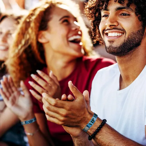 Vista 5 de 100 pulseras holográficas de plástico VIP azules de Wristco - Pulseras para eventos