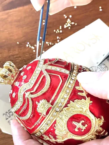 Vista 6 de Designer Faberge Egg SET Christmas Day Love Wreath Royal Red Fabergé Egg 24KGOLD Caja de joyería rusa Faberge huevo baratija hecha a mano 200