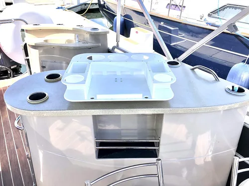 Vista 2 de Docktail Butler - Organizador de mesa para barco, barra portátil montada al vacío con portavasos A - Blanco