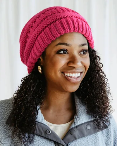 Vista 23 de FURTALK Gorro de invierno para mujer, con forro de satén, tejido trenzado, grueso, holgado, gorro cálido