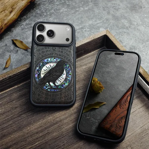 Vista 4 de Carveit Funda hecha a mano para iPhone 18 Pro Max - El cuervo Haloed Negro