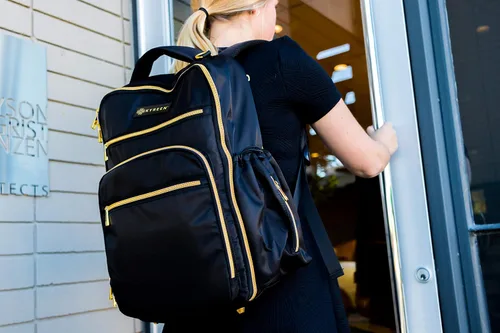 Vista 8 de El juego de mochila para pañales incluye correas de mochila, cambiador de bebé, pequeñas bolsas organizadoras y una correa para bolsa para tu
