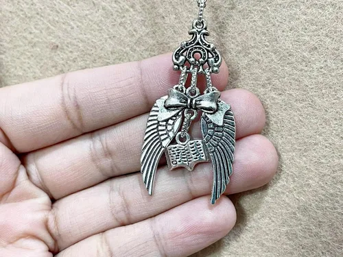 Vista 2 de Collares de ángel y demonio joyería de augurios buenos vs malos Maridos inefables Barcos Fandom