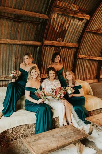 Vista 4 de Vestidos de dama de honor de sirena con hombros descubiertos para boda, vestidos de noche formales de satén, vestido de fiesta ajustado con cola