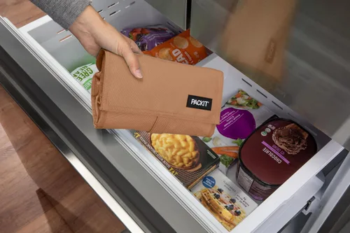 Vista 3 de PackIt® Bolsa de almuerzo congelable, almendra, fabricada con tecnología ECOFREEZE®, plegable, reutilizable, cierre de cremallera y pliegue con asa