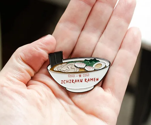 Vista 3 de Naruto Shippuden Ichiraku Ramen - Pin esmaltado coleccionable Exclusivo de Toynk, Metal, Sin gemas.