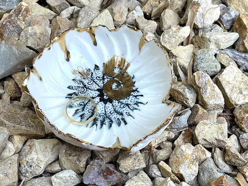 Vista 2 de Plato de anillo de flor de loto y mariposa de oro blanco y verde con inicial S, placa de joyería de cerámica hecha a mano con monograma - Foto